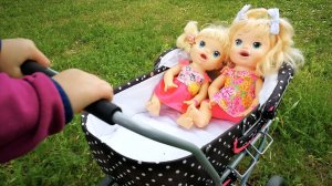 Куклы Пупсики Идут на Пикник Катаются в Коляске открывают Киндер Сюрпризы Игрушки для девочек