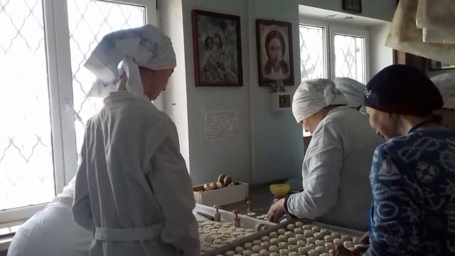 Христос воскресе из мертвых... Просфорня. Марфо-Мариинский женский монастырь смотреть онлайн