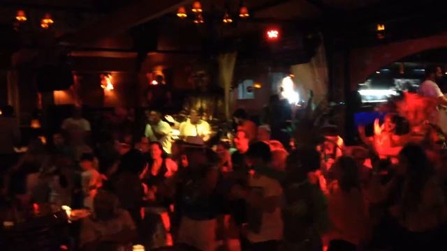 Танец с бразильскими танцовщицами и посетителями ресторана Buda Beach, город Бузиос, Бразилия))))) смотреть онлайн