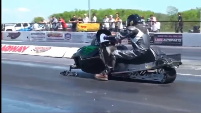 Дрэг рейсинг снегоходов Drag racing snowmobiles смотреть онлайн