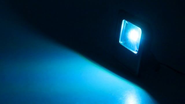 прожектор 50 Вт RGB с пультом смотреть онлайн