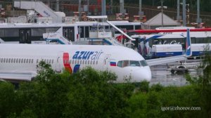 Боинг 757 авиакомпании Azur Air выруливает на исполнительный ВПП 09 аэропорта Пхукет