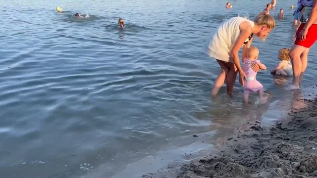 Николь и Доминика ПЕРВЫЙ РАЗ КУПАЮТЬСЯ на ОЗЕРЕ. Крейзи лайф смотреть онлайн