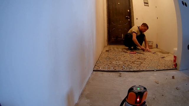 как выложить кафель на пол с помощью лазерного уровня своими руками (ремонт в караганде под клю смотреть онлайн