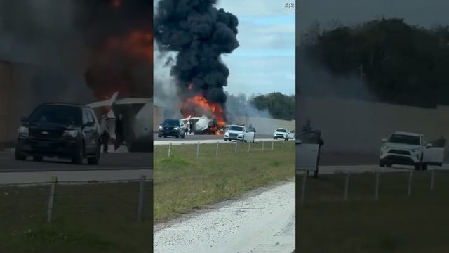 Во Флориде самолет рухнул на автостраду и врезался в машину