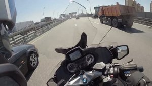 BMW R1200RT LC. Traffic filtering.