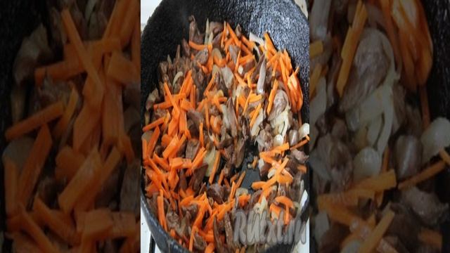 Куриные сердечки, тушёные с овощами на сковороде