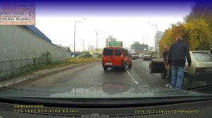 Показал средний палец и получил по лицу