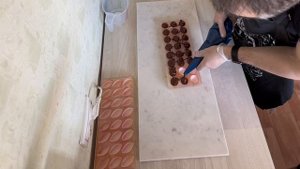 Темперирование шоколада в микроволновой печи. Изготовление корпусов конфет