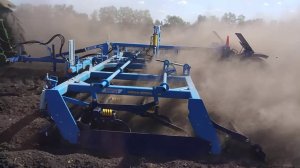 Компактомат Фармет (Kompaktomat Farmet) - предпосевной культиватор. Видно как работает из Уазика.