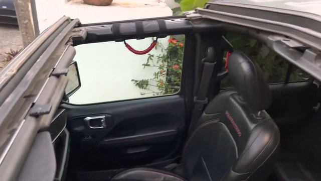 Как снять панели крыши Jeep Wrangler. Как их закрепить в багажнике?