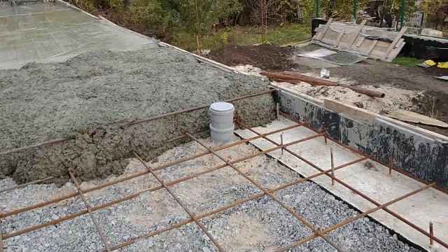 КАК САМОМУ СДЕЛАТЬ ЗАБЕТОНИРОВАТЬ ПОЛЫ СТЯЖКА ПОЛОВ смотреть онлайн