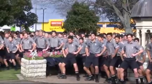 1700 школьников исполнили танец хака на похоронах учителя