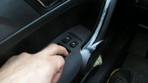 Хонда. Стекло двери полностью не закрывается. Стеклоподъёмник некорректно работает