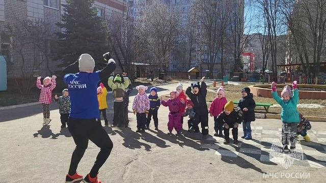 Во Всемирный день здоровья сотрудники МЧС провели утреннюю зарядку для юных костромичей