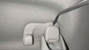 Kia Sportage 2022 снятие ручки потолка