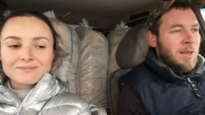 Муж только получил права и сел за руль. Хорошая подстилка лошадям обеспечена. Жизнь в деревне.