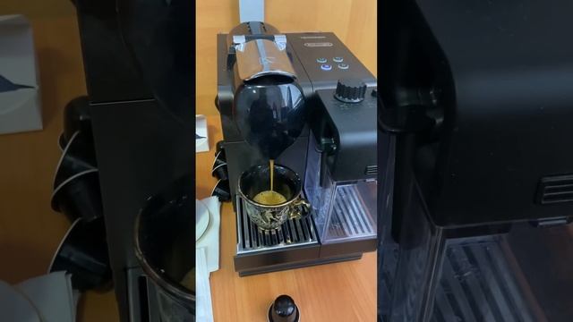 Кофе машина DELONGHI NESPRESSO LATTISSIMA +