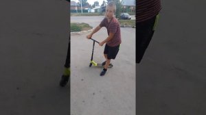 ТОП 5 ТРЮКОВ ДЛЯ НОВИЧКОВ НА ТРЮКОВОМ САМОКАТЕ!!!!