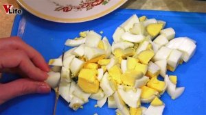 Пикантный салат из красной рыбы с зеленью ? очень вкусный и быстрый.