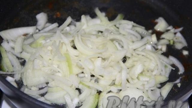 Минтай, тушёный с овощами в сметане
