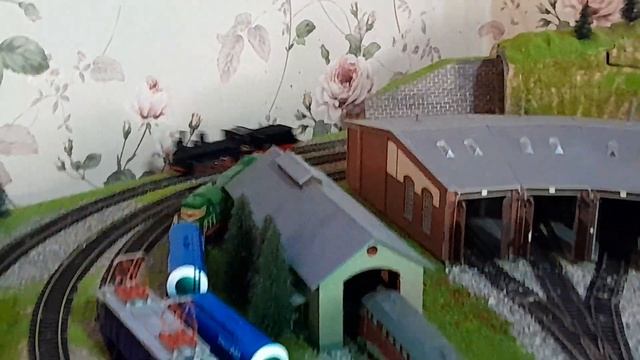 сделал сцепку и утяжелил паровоз овечку .на среднем ходу смотреть онлайн