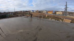 31 Хутор Красный. Анапа. Монолитная плита перекрытия (часть 6). Ровняем бетон шваброй.