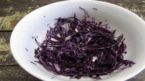 Салат из красной капусты с помидором редькой