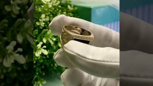 Мужское золотое кольцо-печатка на заказ с ониксом, бриллиантами и гравировкой Победитель??