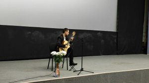 Александр Ерёменко исполняет на гитаре "Бразильский танец"