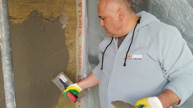 Грунтование клеем поверхности минеральной ваты перед устройством базового армирующего слоя