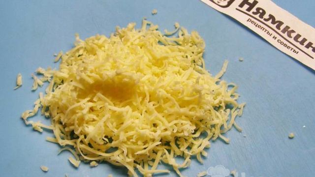 Новогодняя закуска Мандарины из риса, огурцов, вареных яиц и сыра