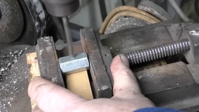 Метчикодержатель или самодельный вороток.