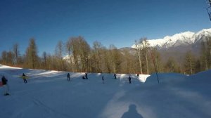 2024-02-28. Сочи. Красная поляна. Красная поляна (синяя) - Учебная (зелёная). Подъёмник встал