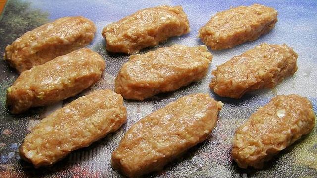 Колбаски из куриного фарша в беконе на сковороде