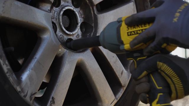 Демонстрація. Гайковерт ударний акумуляторний STANLEY FATMAX SFMCF940B