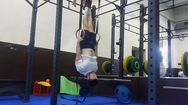 Вис вниз головой и передний рычаг на кольцах смотреть онлайн