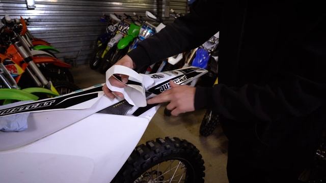 Как клеить Наклейки на Кроссовый Мотоцикл смотреть онлайн