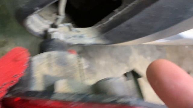 Замена лампы в задней противотуманной фаре в бампере - Аутлендер 3 смотреть онлайн