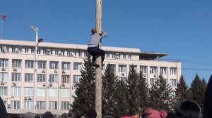 Масленица. Как залезть на столб.