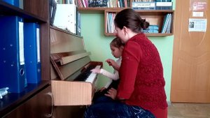 урок по классу "общее фортепиано". Тема: " Постановка рук и знакомство с клавиатурой инструмента"