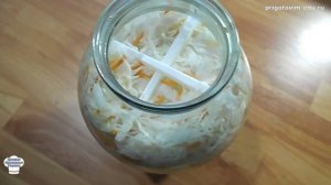 Квашеная капуста в рассоле в банке и приготовление простого салата из квашеной капусты