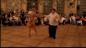 Толстячок отжигает на танцполе!