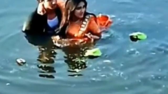 डूब रहा था लड़का; लड़की ने लगा दी छलांग, देखें फिर क्या हुआ