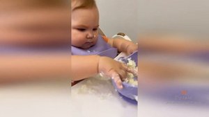 Дочка Ниталии Фриске .Луна, пробует всем! И ложкой и ручками! :)