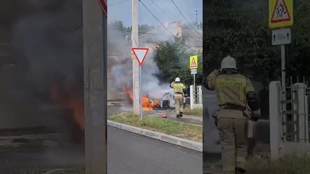 На улице Генерала Захарова в Симферополе горит легковушка