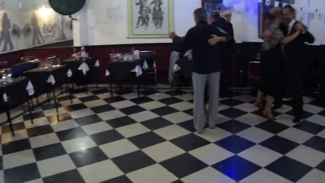 Mirta y Ricardo visitan Sin Rumbo, milonga de Elsa y Julio Duplaa смотреть онлайн