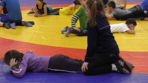 Маленькие девочки занимаются спортом. Дети на вольной борьбе..