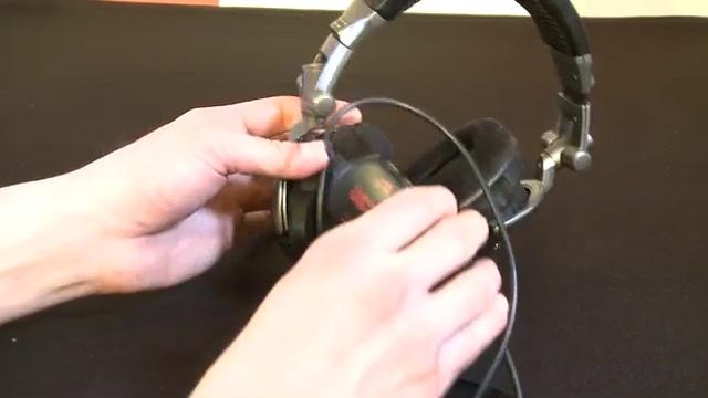 CES 2011 - Cyber Snipa 5.1 Championship headphones first look смотреть онлайн