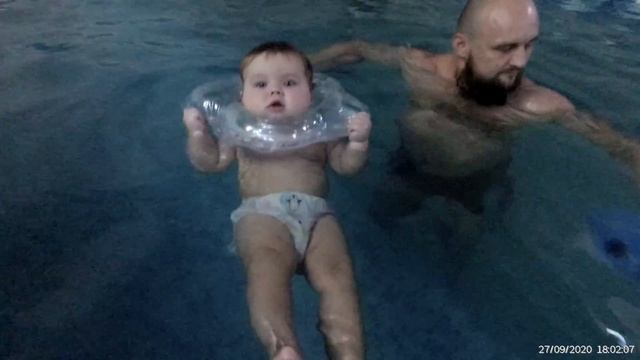Димасик с семьёй плавает в бассейне смотреть онлайн